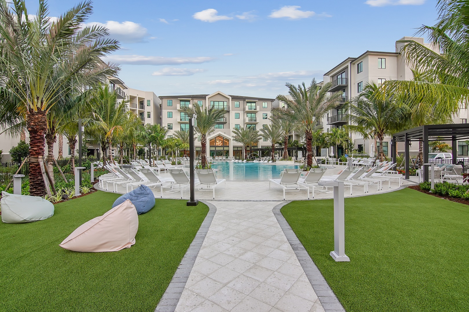 Affina_LuxuryApartments_Pool_KendallFlorida