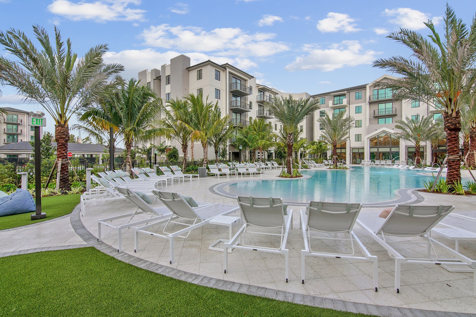 Affina_LuxuryApartments_Pool_KendallFlorida